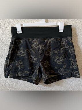 Athleta Size 8 Trekkie North Printed Short Green Floral Zip Pockets inseam 3.5"
